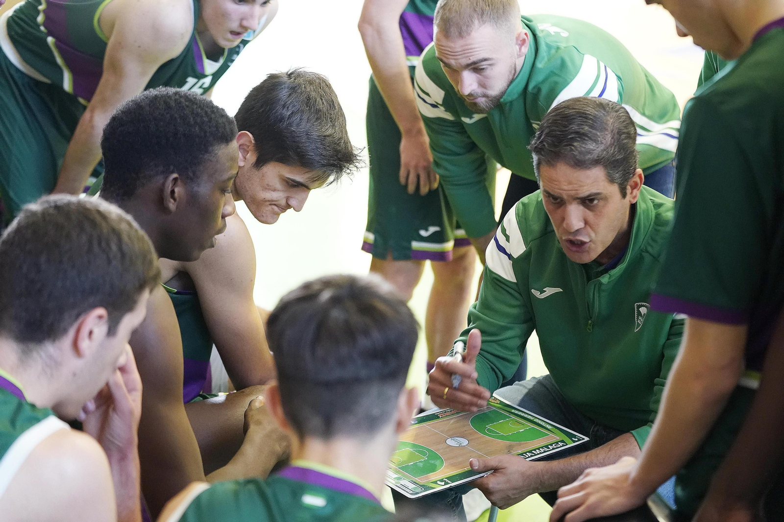 Antonio Herrera da instrucciones en el banquillo.
