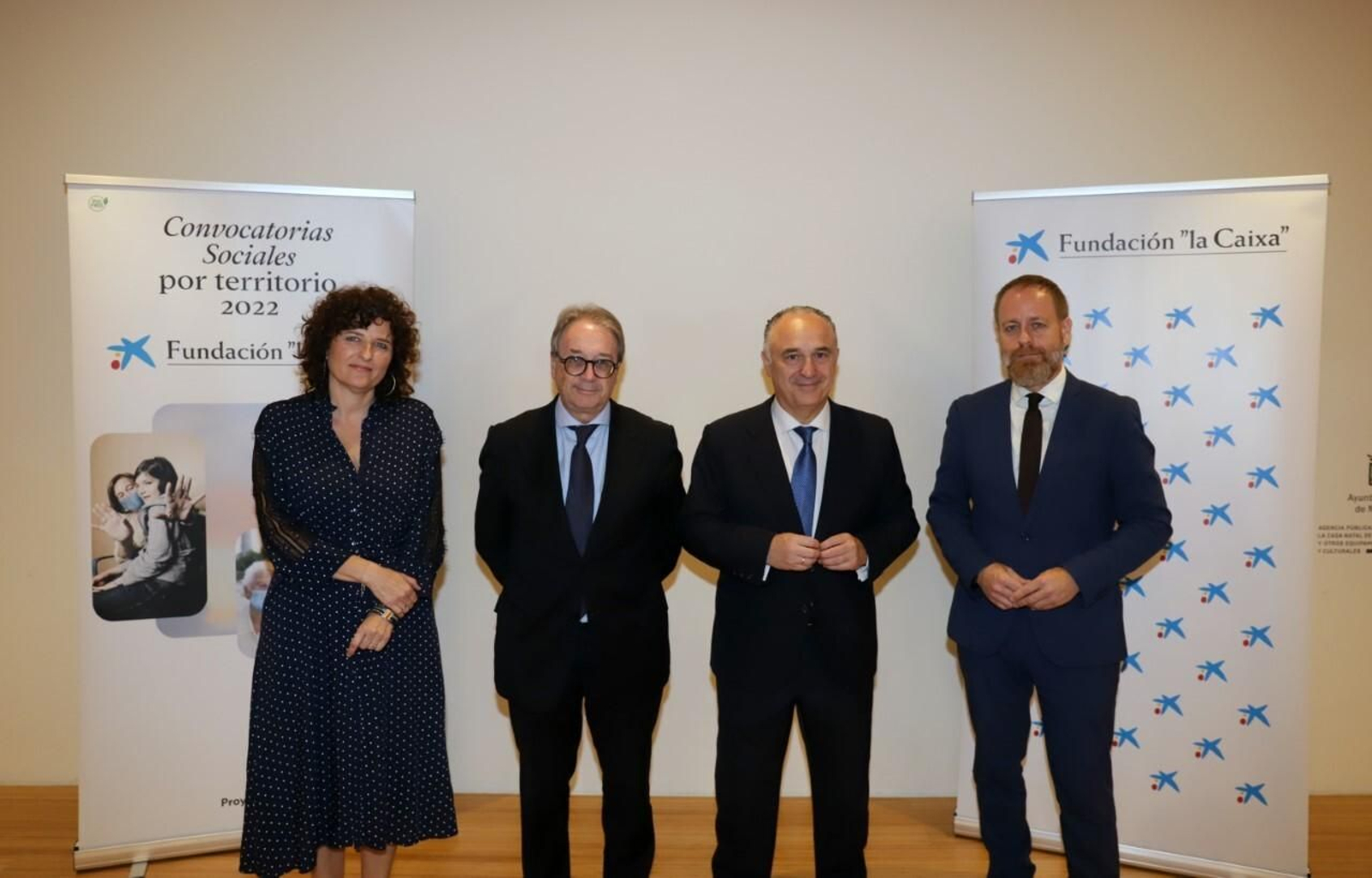 La delegada de la Fundación ”la Caixa” en Granada, Almería y Jaén, Patricia Maldonado; el subdirector general de la Fundación ”la Caixa”, Marc Simon; el director territorial de CaixaBank en Andalucía Oriental, Juan Ignacio Zafra, y el responsable territorial de la Fundación ”la Caixa” en Andalucía, Juan Carlos Barroso, en la presentación de la nueva convocatoria de Andalucía.