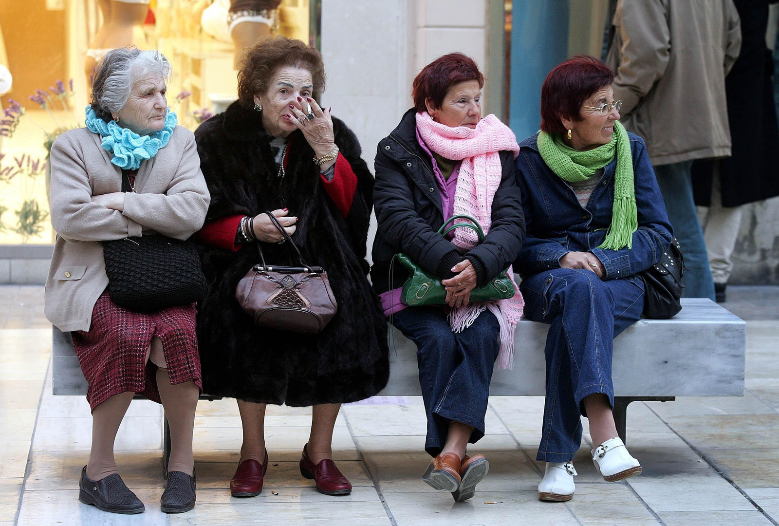 Mujeres en la calle Larios. No son invisibles. Pero podrían parecerlo.
