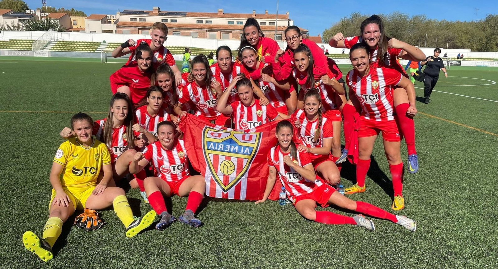 Las jugadoras rojiblancas celebran el triunfo tras el partido