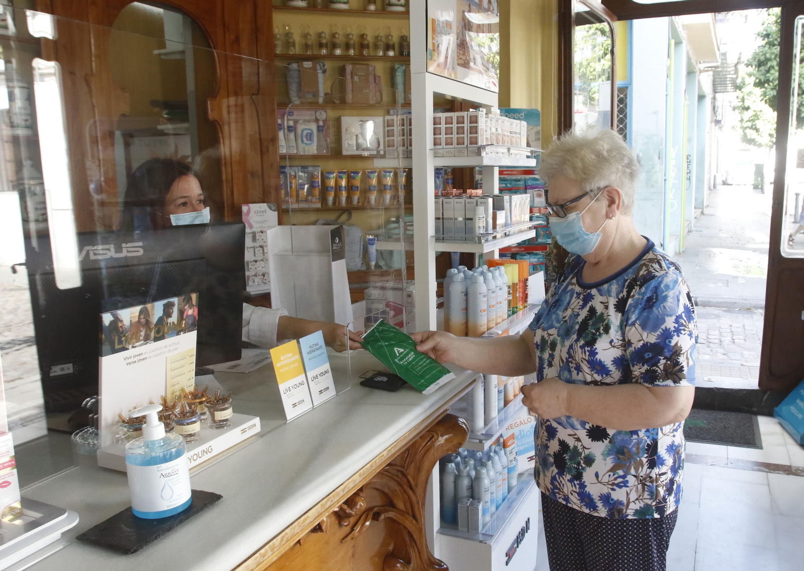 Una mujer es atendida en una farmacia