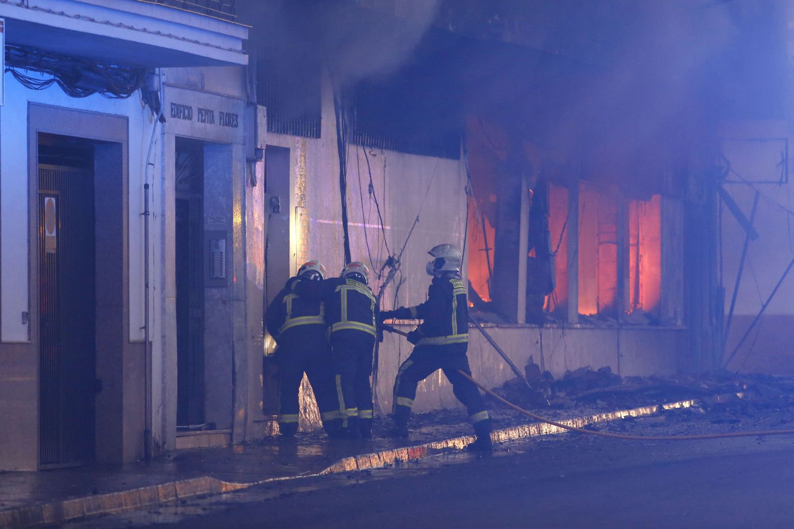Incendio de un edificio de 18 viviendas en Ronda, en fotos