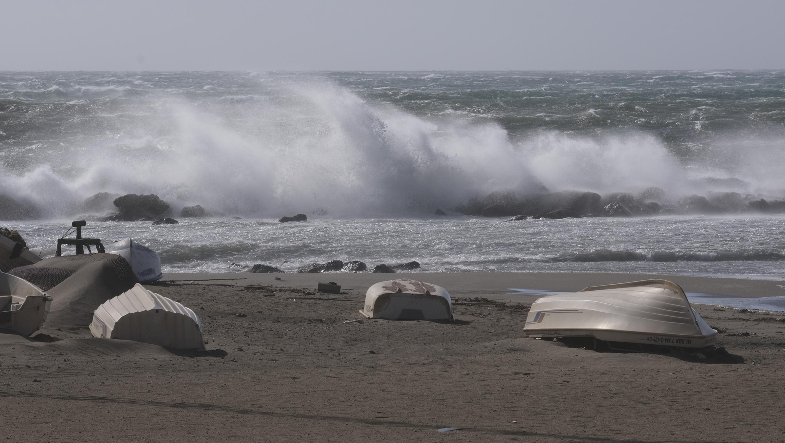 Temporal de viento y flota pesquera amarrada, en Almería