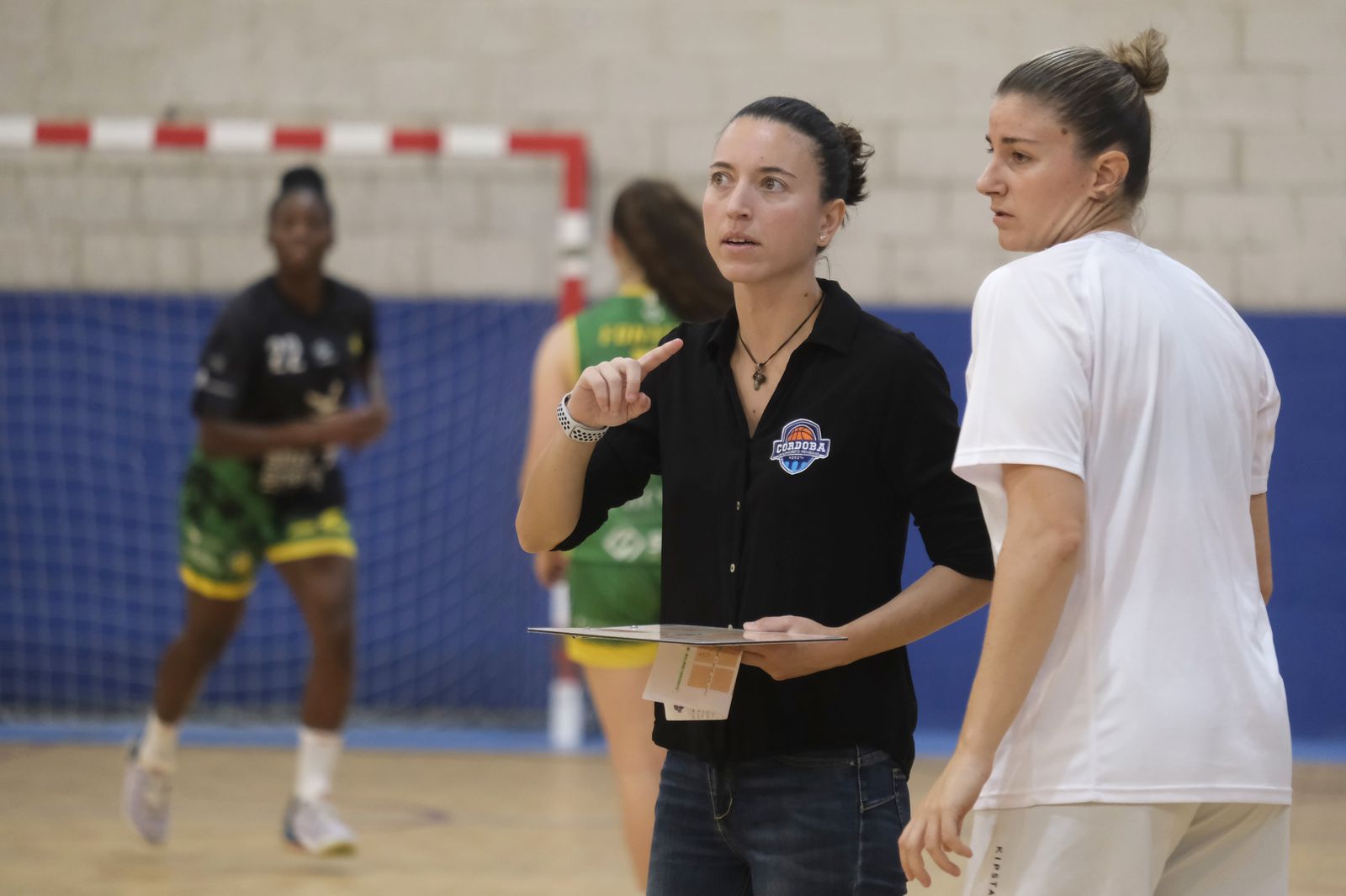 Mireia Capdevila dirige a las suyas.