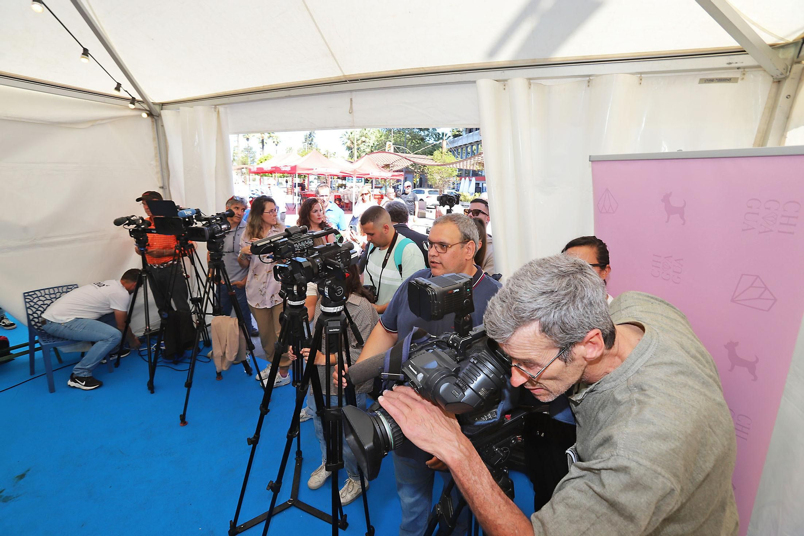 Imágenes del inicio del intento de conseguir el récord Guinnes de cortar jamón en Huelva