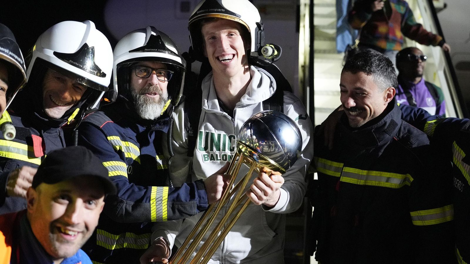 Alegría y éxtasis en la llegada del Unicaja al aeropuerto