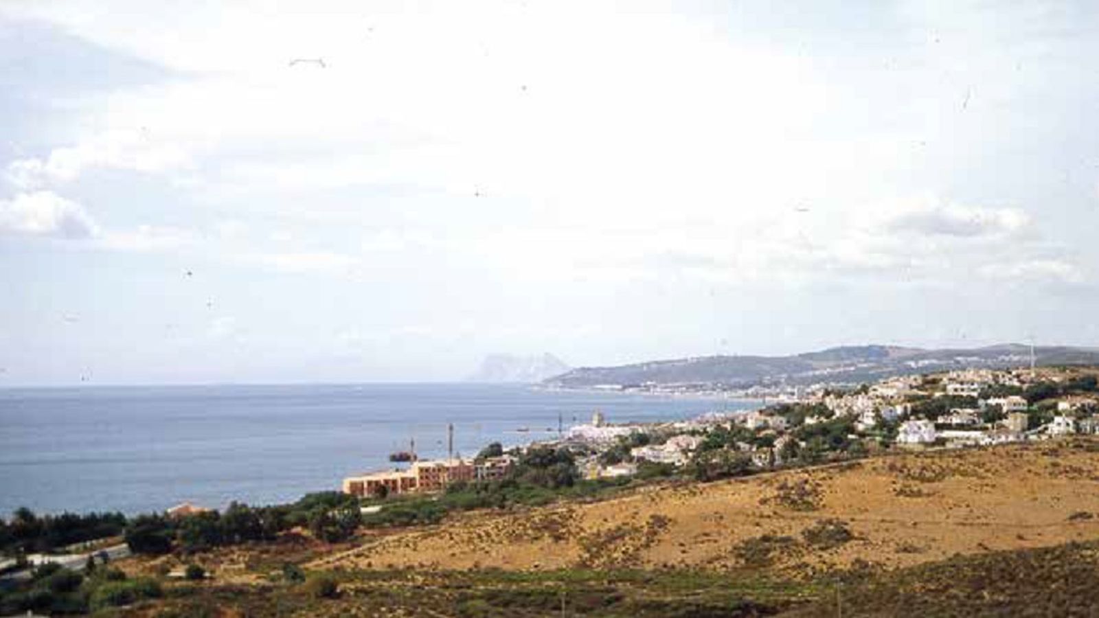 Desde donde estuvo situada la medieval Torre Quebrada de Arroyo Vaqueros, se divisa la de la Sal y, en línea con el peñón de Gibraltar, el emplazamiento de la almenara nazarí conocida como Vieja de Chullera.