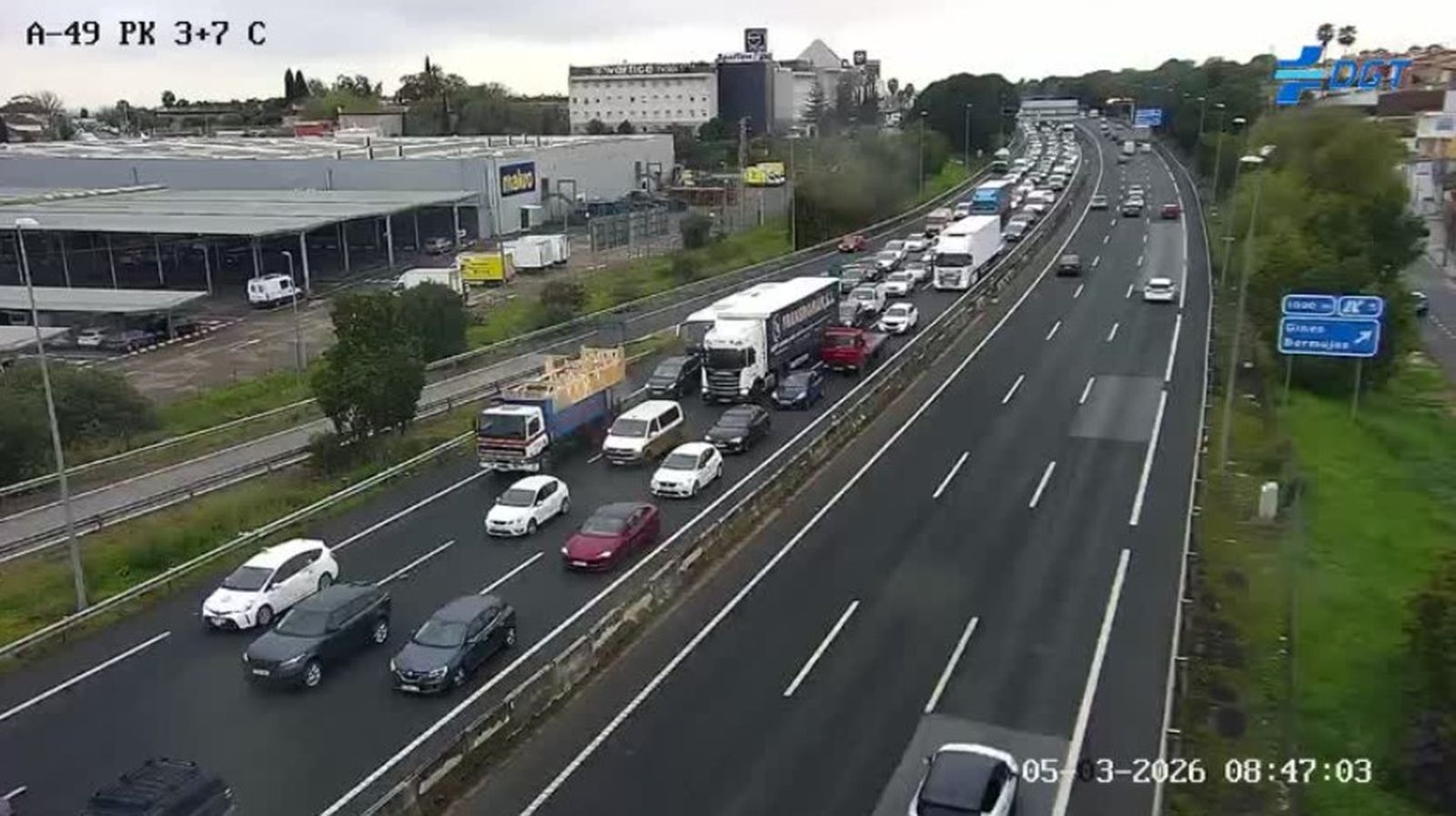 Hasta nueve kilómetros de atascos en la A-49 este jueves