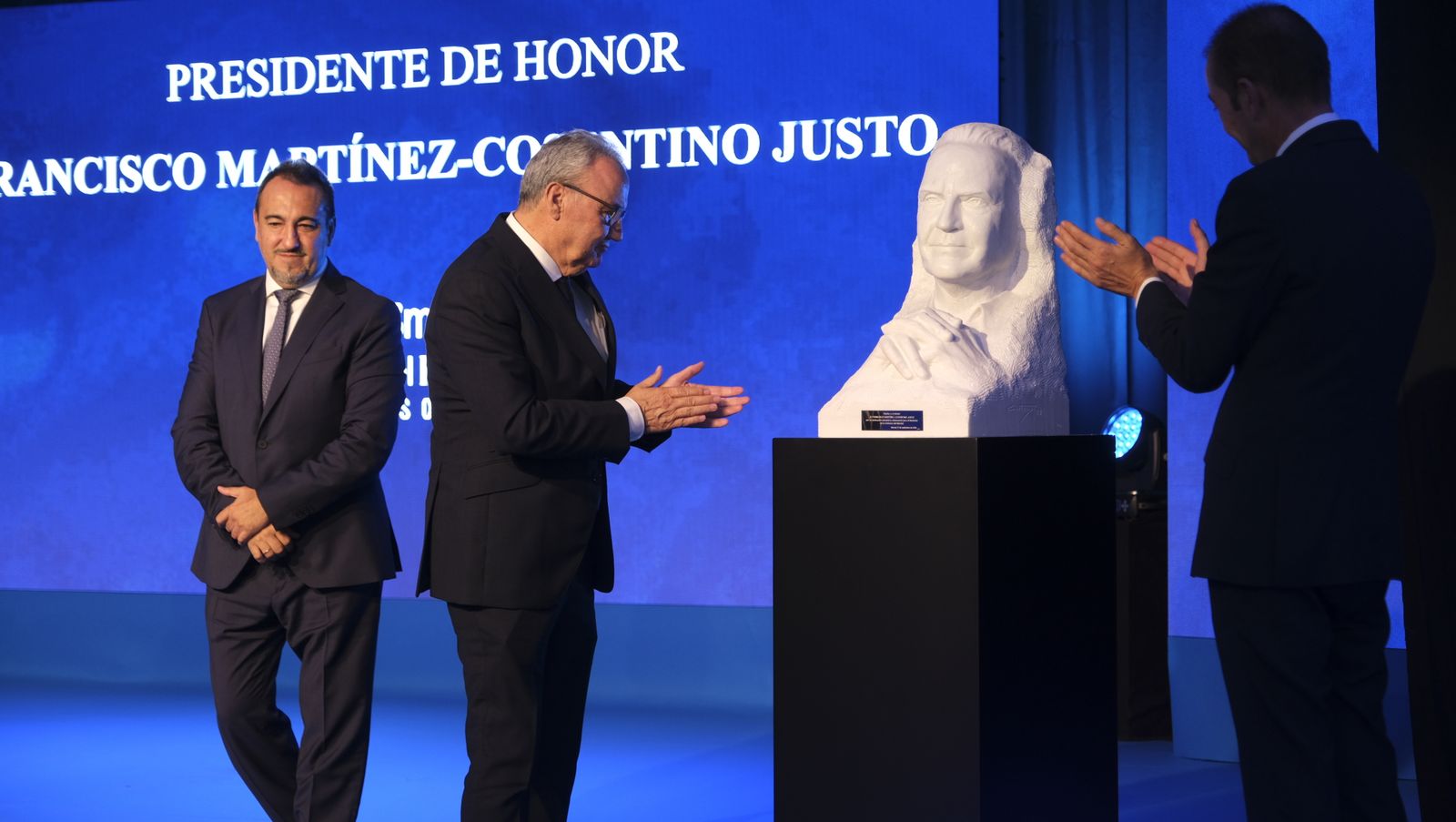 Imágenes del reconocimiento  como Presidente de Honor de la Asociación de Empresarios del Mármol, Francisco Martínez Cosentino