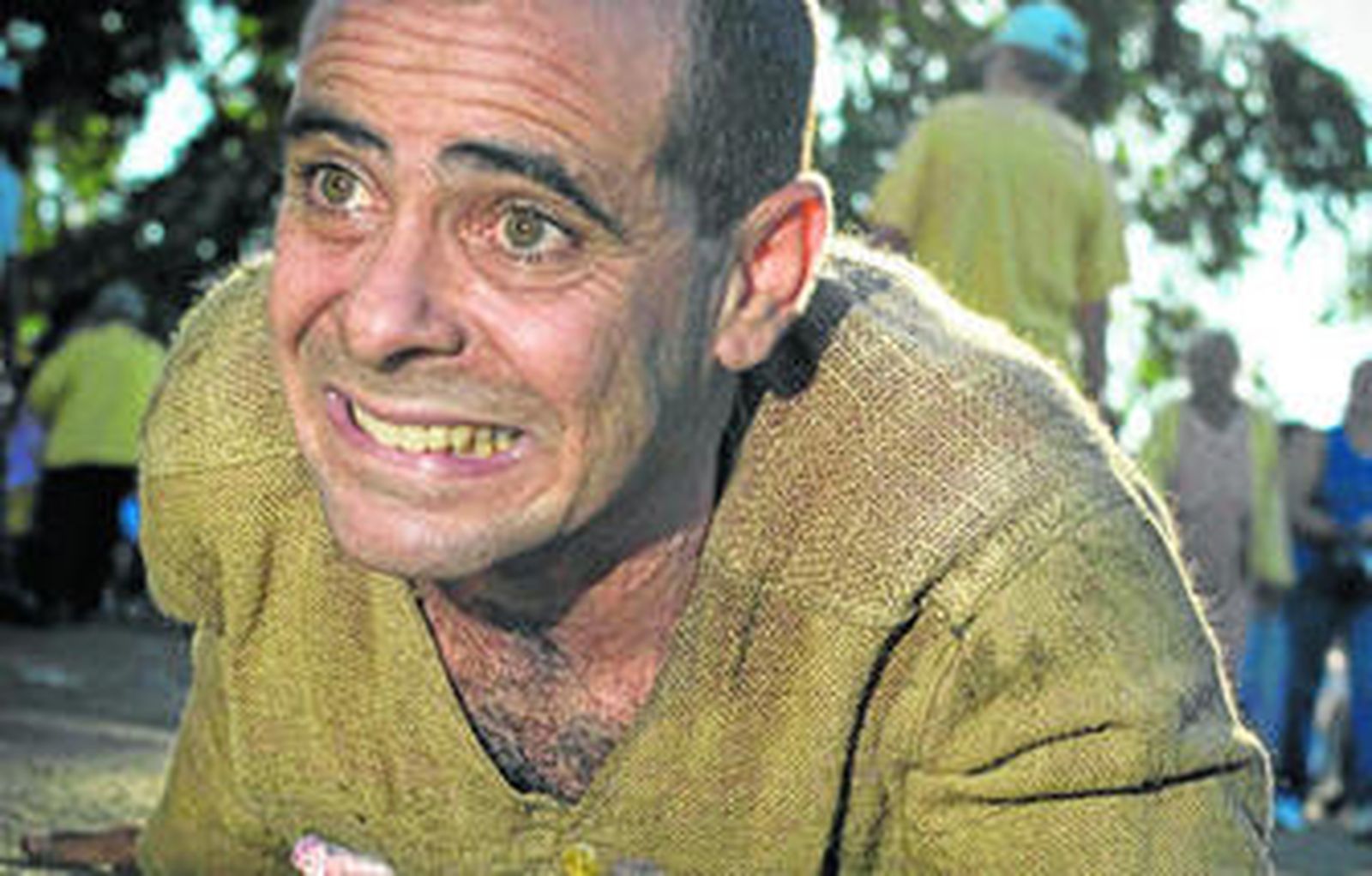 1. Imagen de uno de los miles de peregrinos que cada 17 de diciembre acuden al Santuario Nacional de San Lázaro para hacer su ofrenda. En su cara puede observarse el sufrimiento 2. Uno de los múltiples sacrificios que se aplican en este culto. 3. Esta imagen de Joaquín Hernández 'Kiki', en la que aparece la figura de Santa Bárbara o Changó, es la que representa la exposición 4. Rito de encomendación a Babalu Ayé.