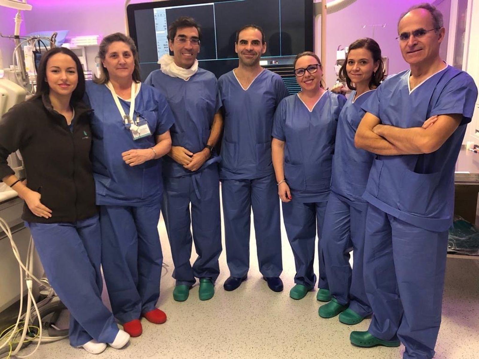 El doctor Pérez Villacastín (tercero por la izquierda), junto a su equipo.