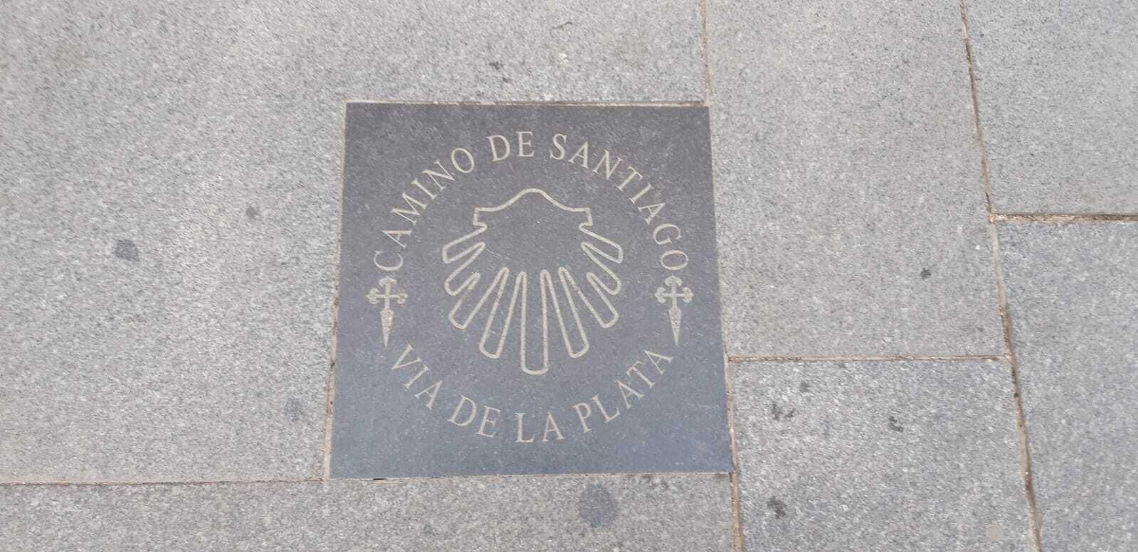 Este sello ante la Puerta de San Miguel de la Catedral marca el inicio de la Vía de la Plata.