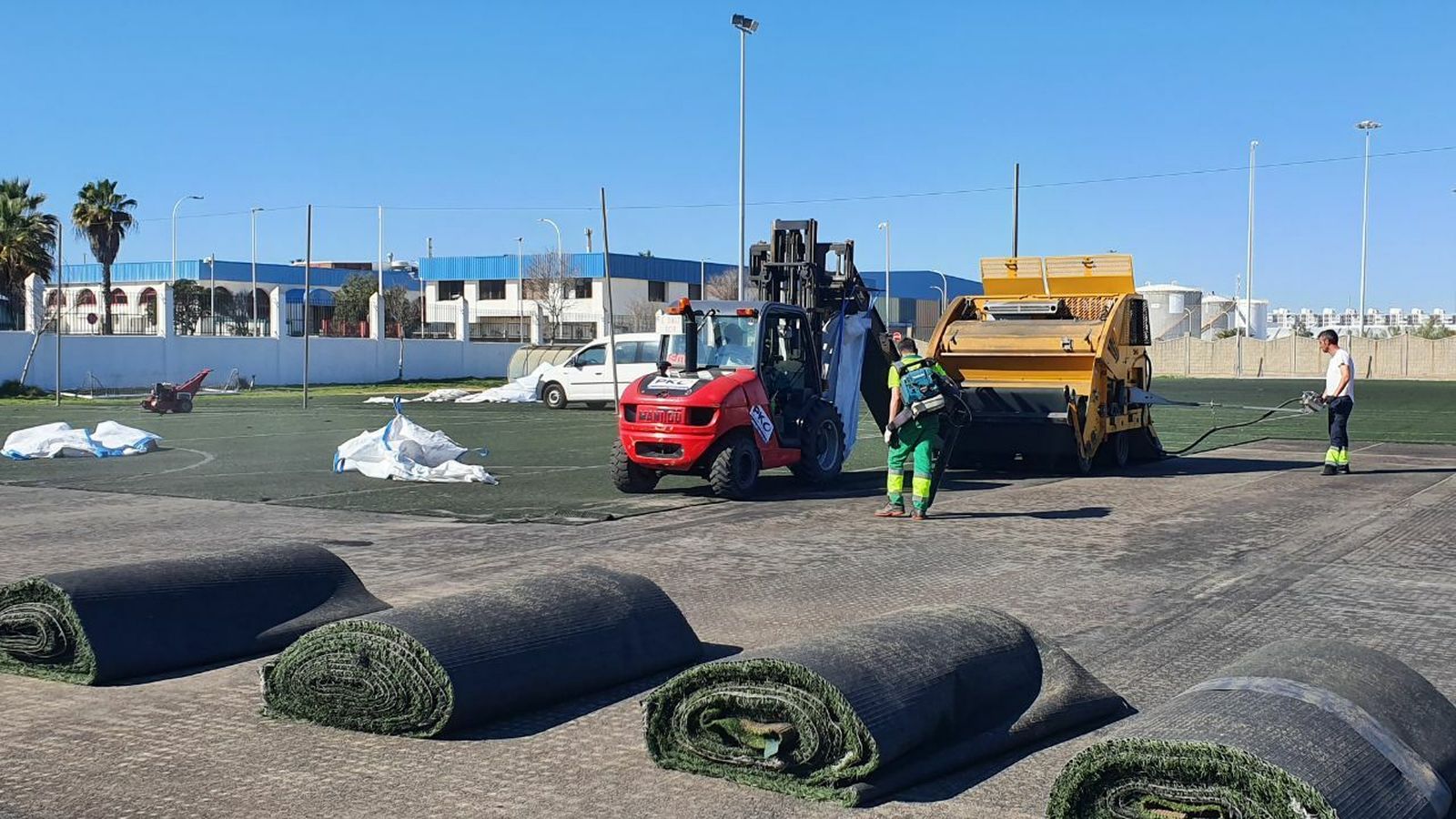 Primeros pasos de las labores para sustituir el césped de los campos 2 y 3.