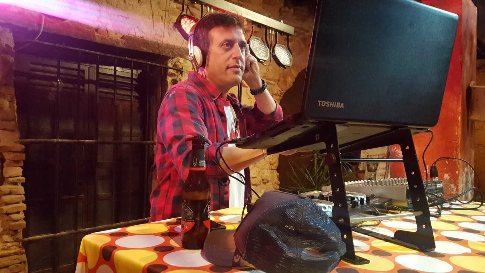 El DJ Tali Carreto, en el patio de la sala Milwaukee.