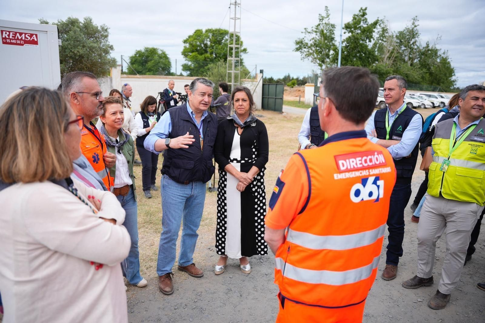 El consejero de la Presidencia, Antonio Sanz, y la consejera de Salud, Catalina García, visitan el Centro de Atención Principal (CAP).