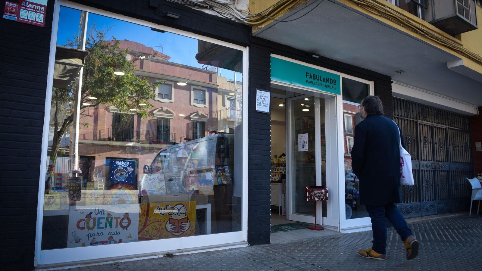 Exterior de la librería Fabulando, en Francisco de Ariño.