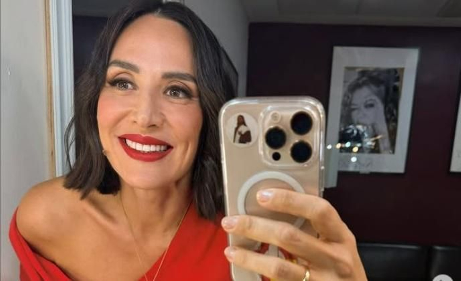 Holgado y con encajes, el jersey elegante de Zara que las estilosas llevan con pantalones ajustados y botas altas.