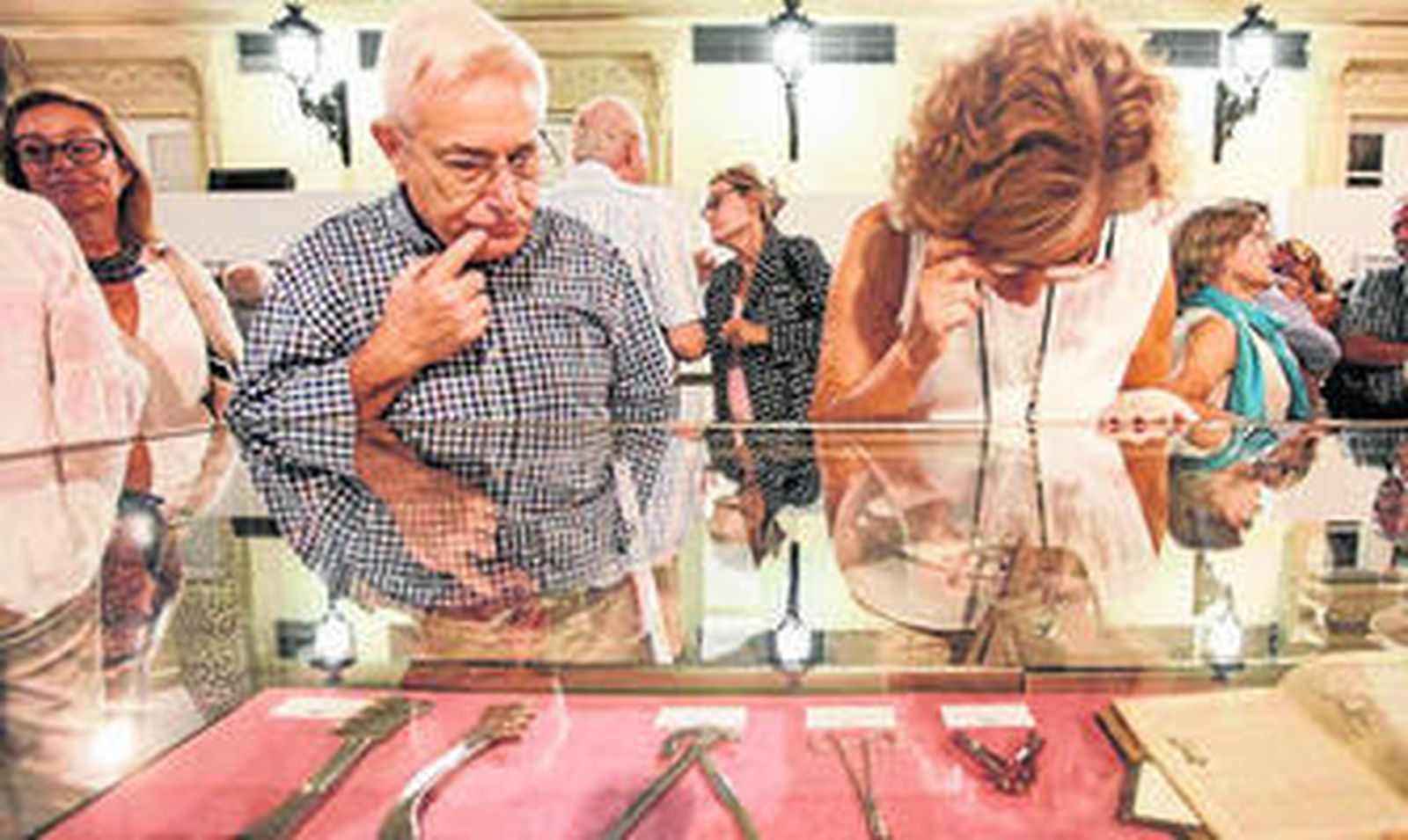 María Dolores Durán, comisaria de la exposición y autora del libro con Gabriel Amat, presidente de la Diputación.
