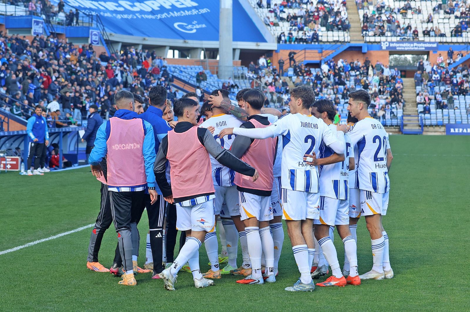 Los jugadores del Recre celebran uno de los goles al Estepona.