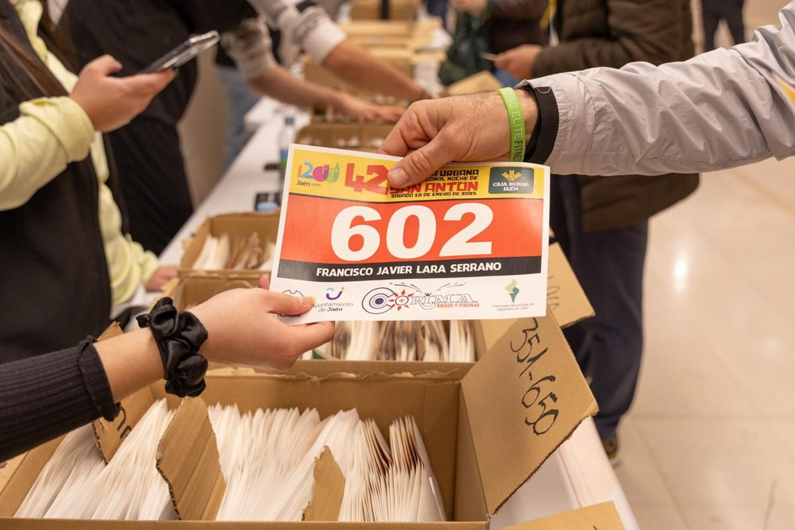 En imágenes: buen ritmo en el inicio de la recogida de dorsales para la Carrera de San Antón