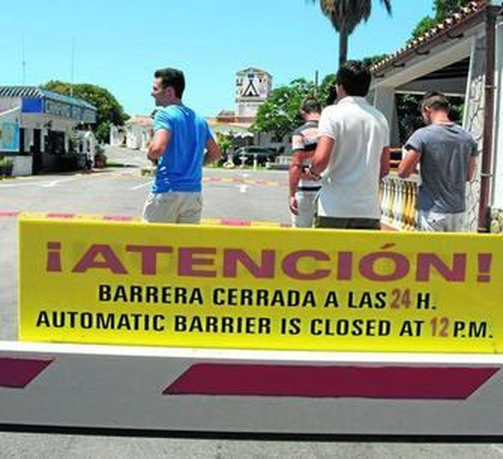 Un grupo de jóvenes accede a las instalaciones del camping Río Jara, en Tarifa, a mediados del pasado verano.