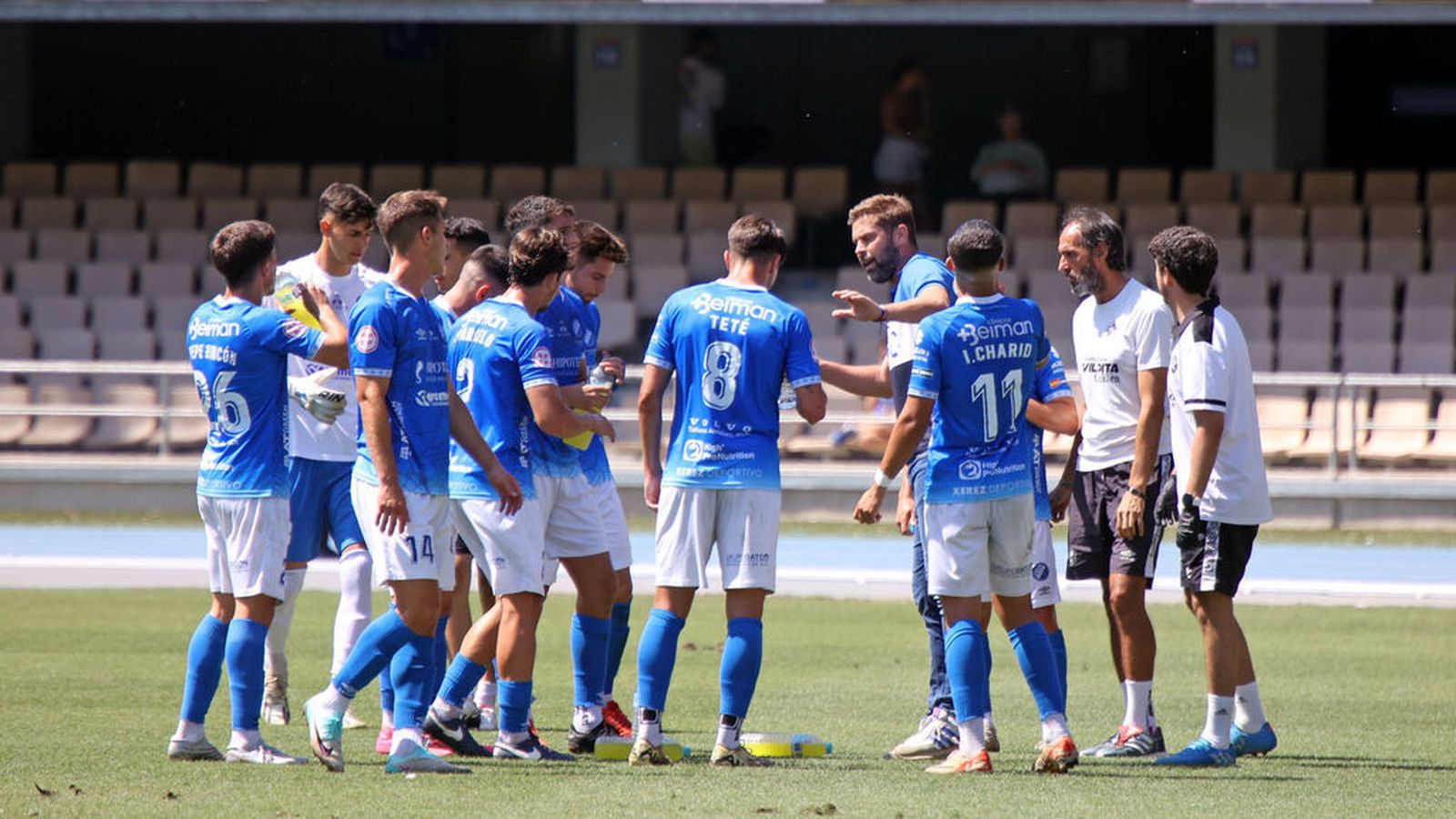 Matías atiende las instrucciones de David Sánchez en una pausa para la hidratación.