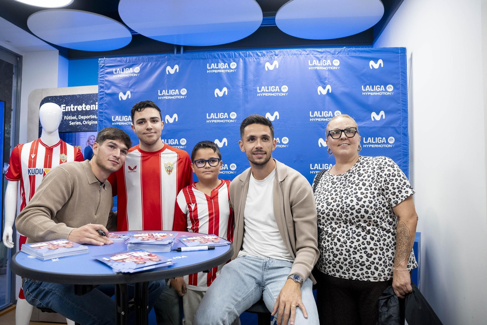 Las imágenes del encuentro con los aficionados de Monte y Bonini en el Paseo de Almería