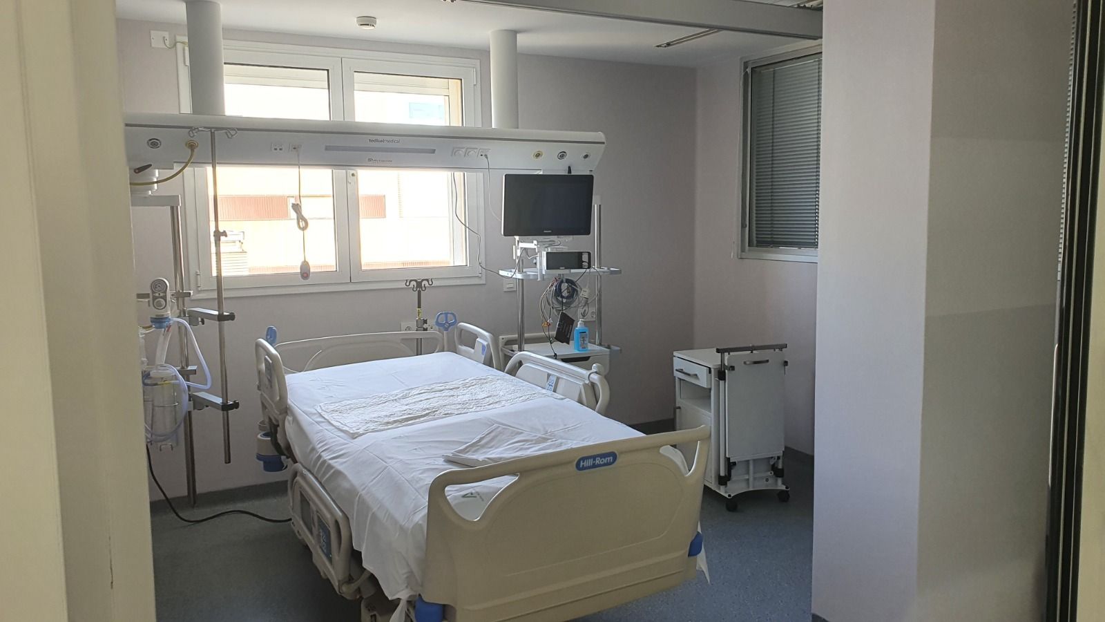 Una de las nuevas camas que se han sumado a la UCI de Torrecárdenas en esos más de seiscientos metros cuadrados que se han ampliado