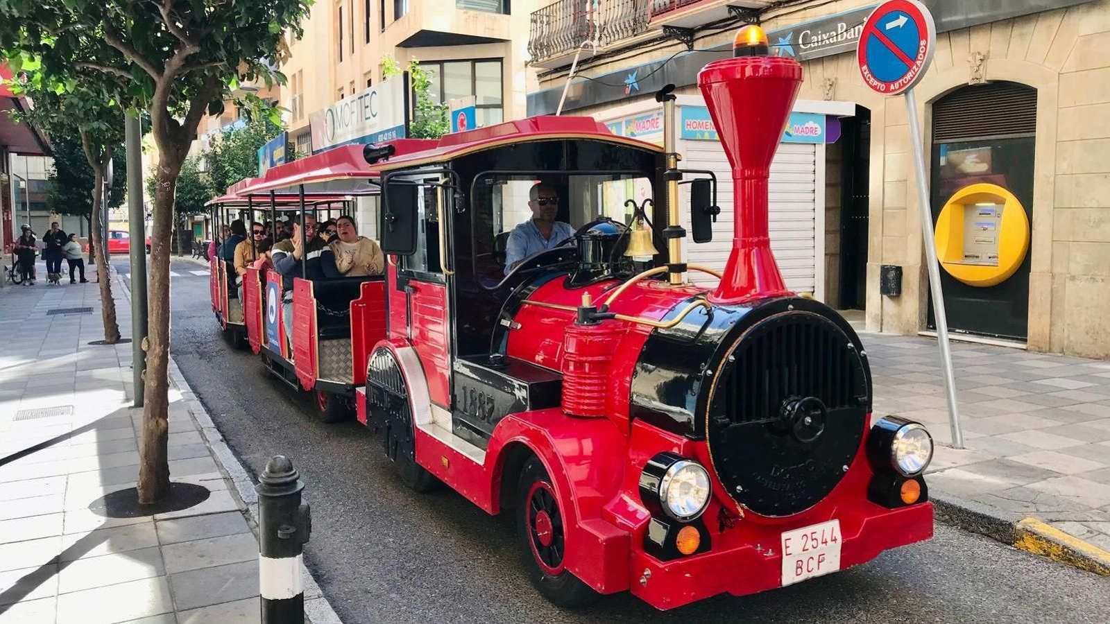 El trenecito de la Navidad por las calles de Algeciras. El trenecito de la Navidad por las calles de Algeciras.
