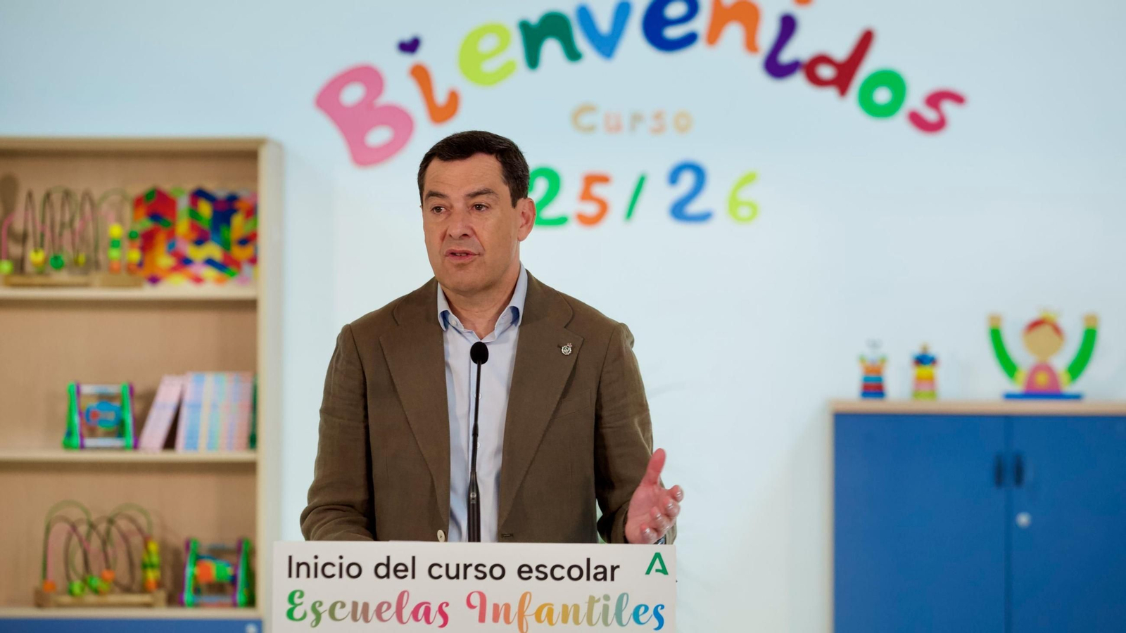 Juanma Moreno, este jueves en la escuela Arco e Iris.