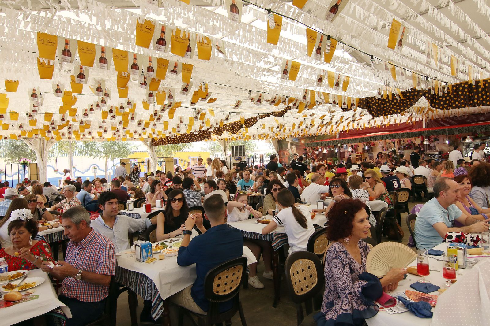 Interior de una caseta de la Feria de Córdoba.