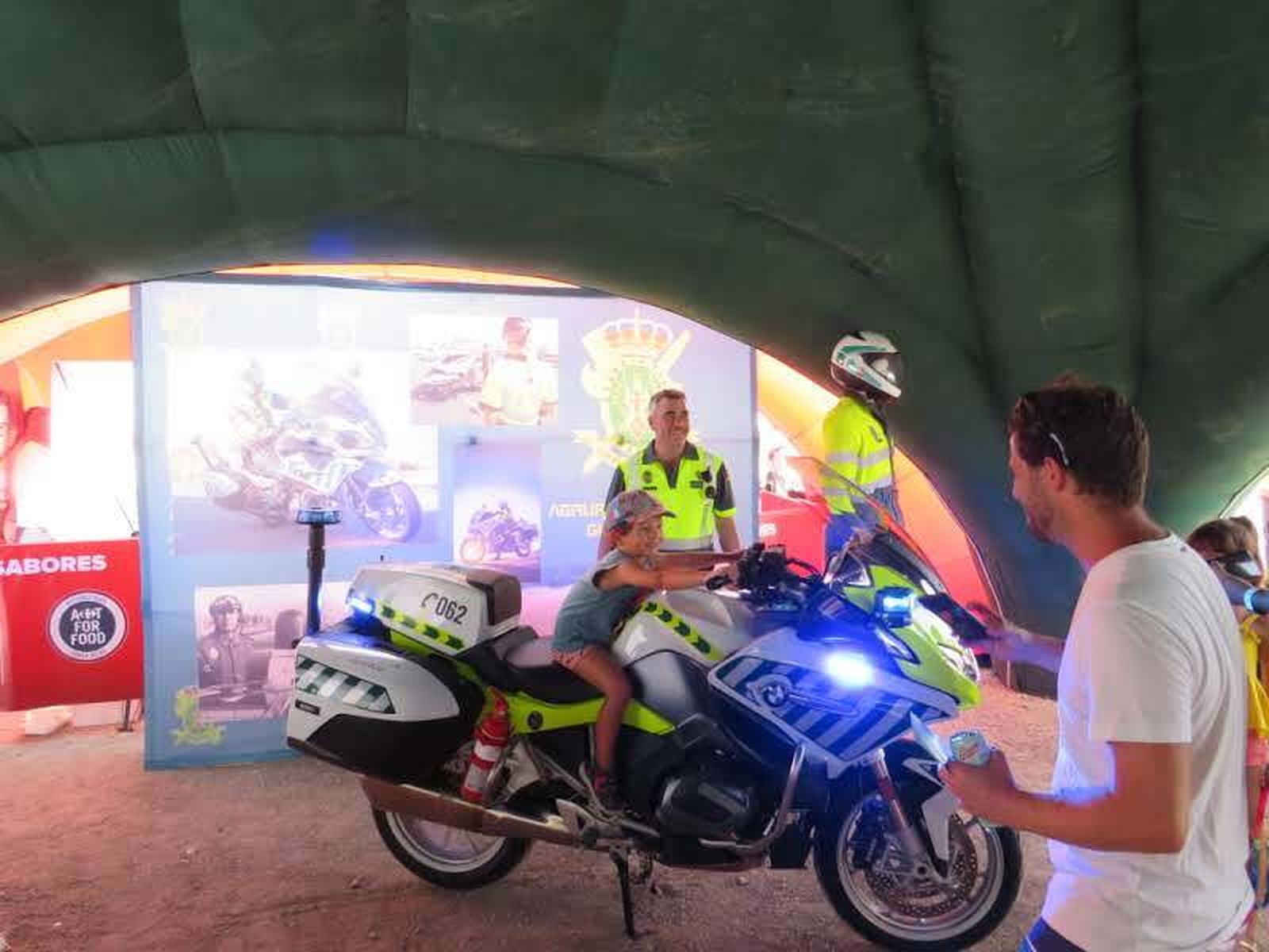 Garantes de la seguridad de los ciclistas de la Vuelta a España