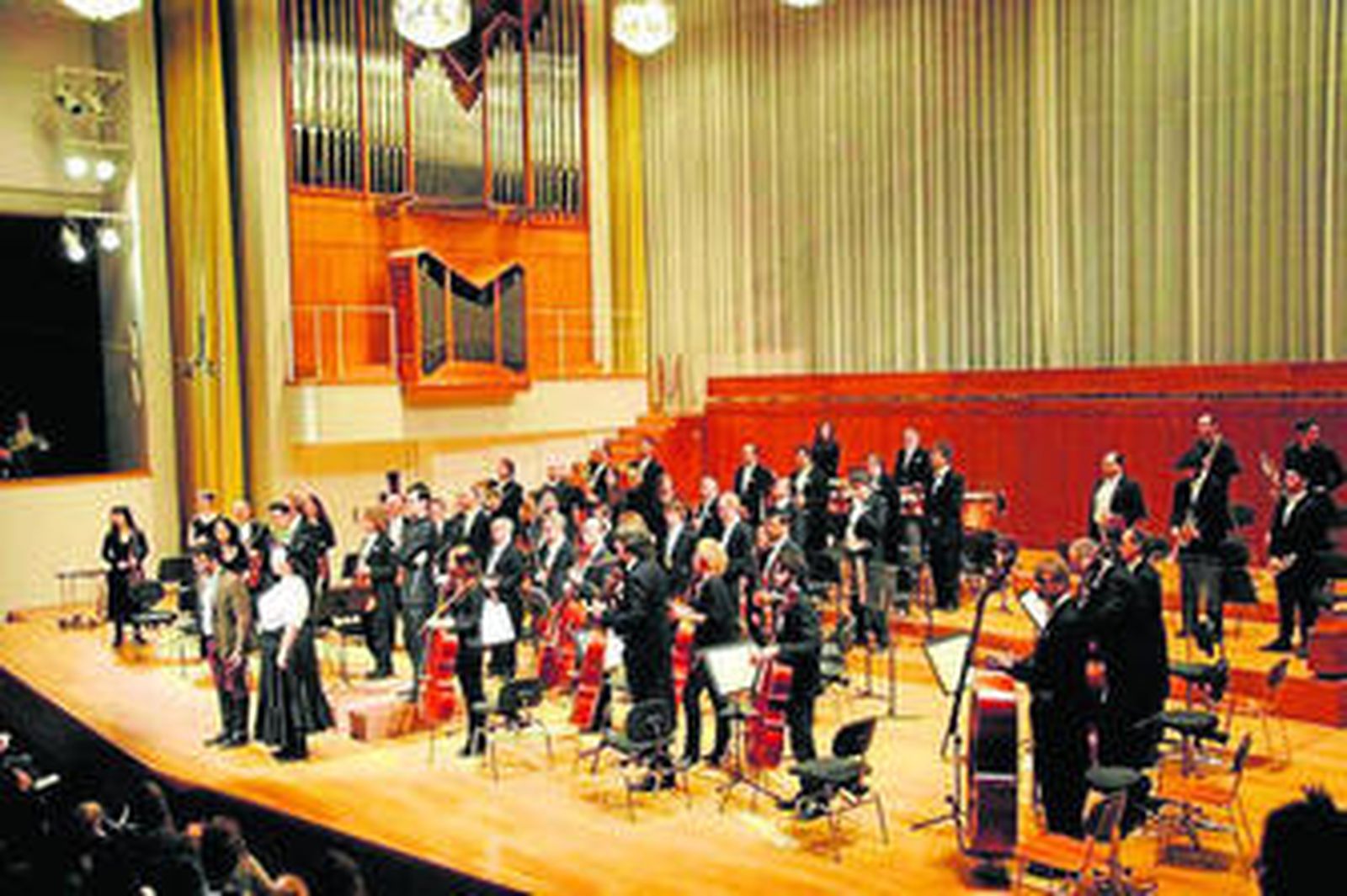 La OCG ofreció ayer el concierto 'El Pavo Real' en el Auditorio Manuel de Falla.
