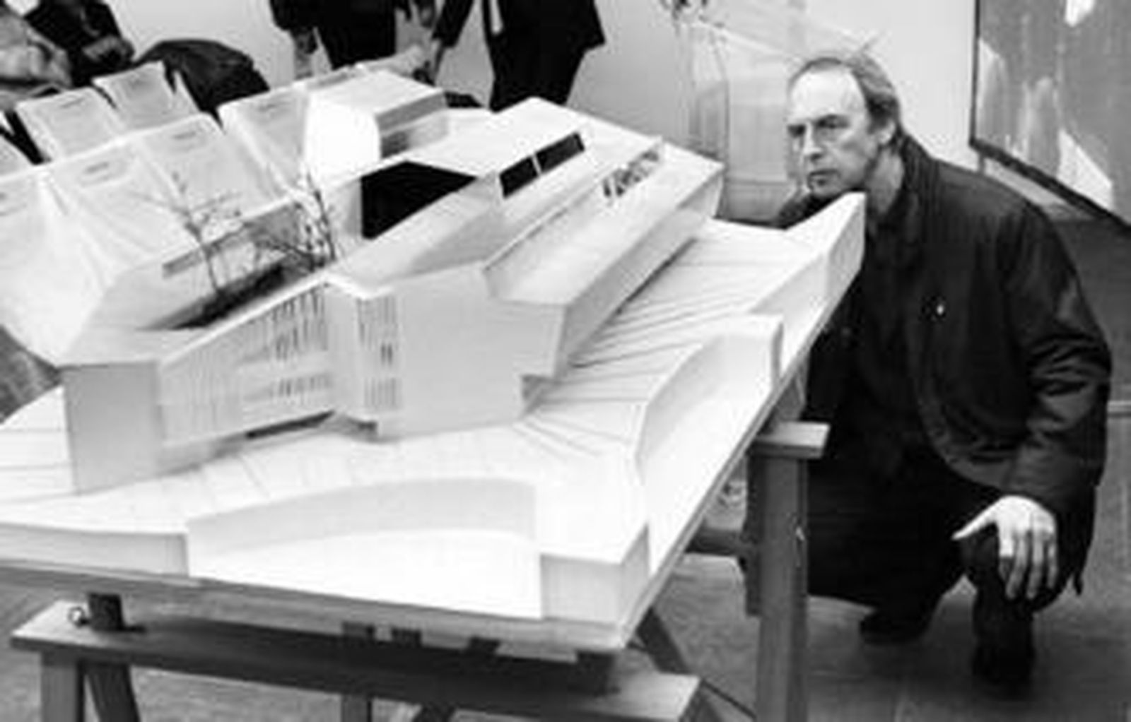 Vázquez Consuegra, junto a una maqueta de la ya inédita Factoría de las Artes de Tomares.