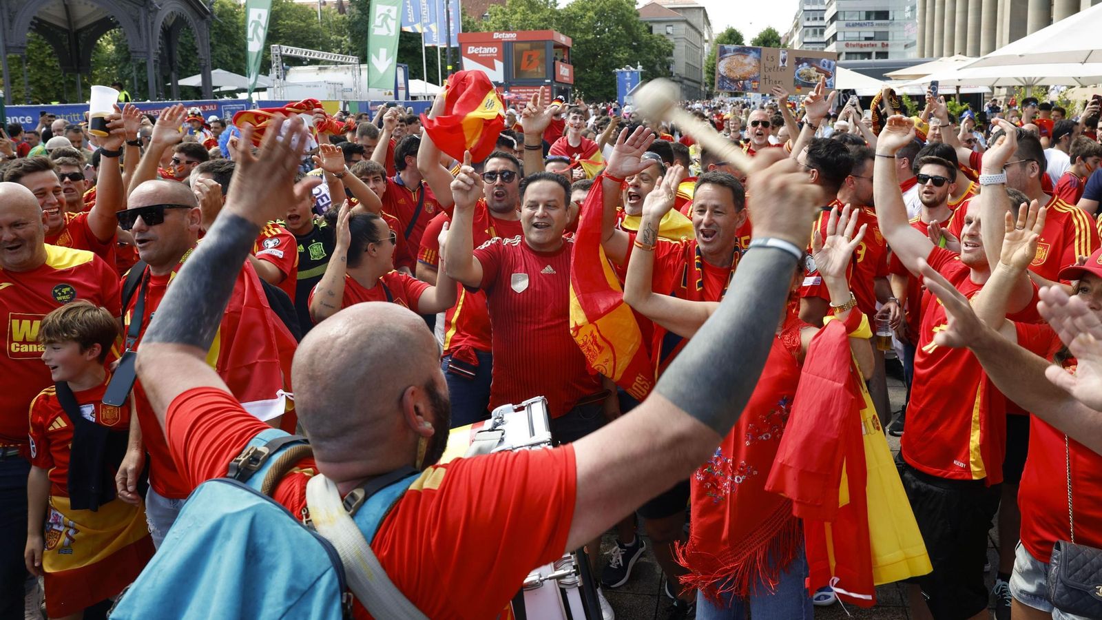 Las fotos de la afición española en Stuttgart antes del España - Alemania
