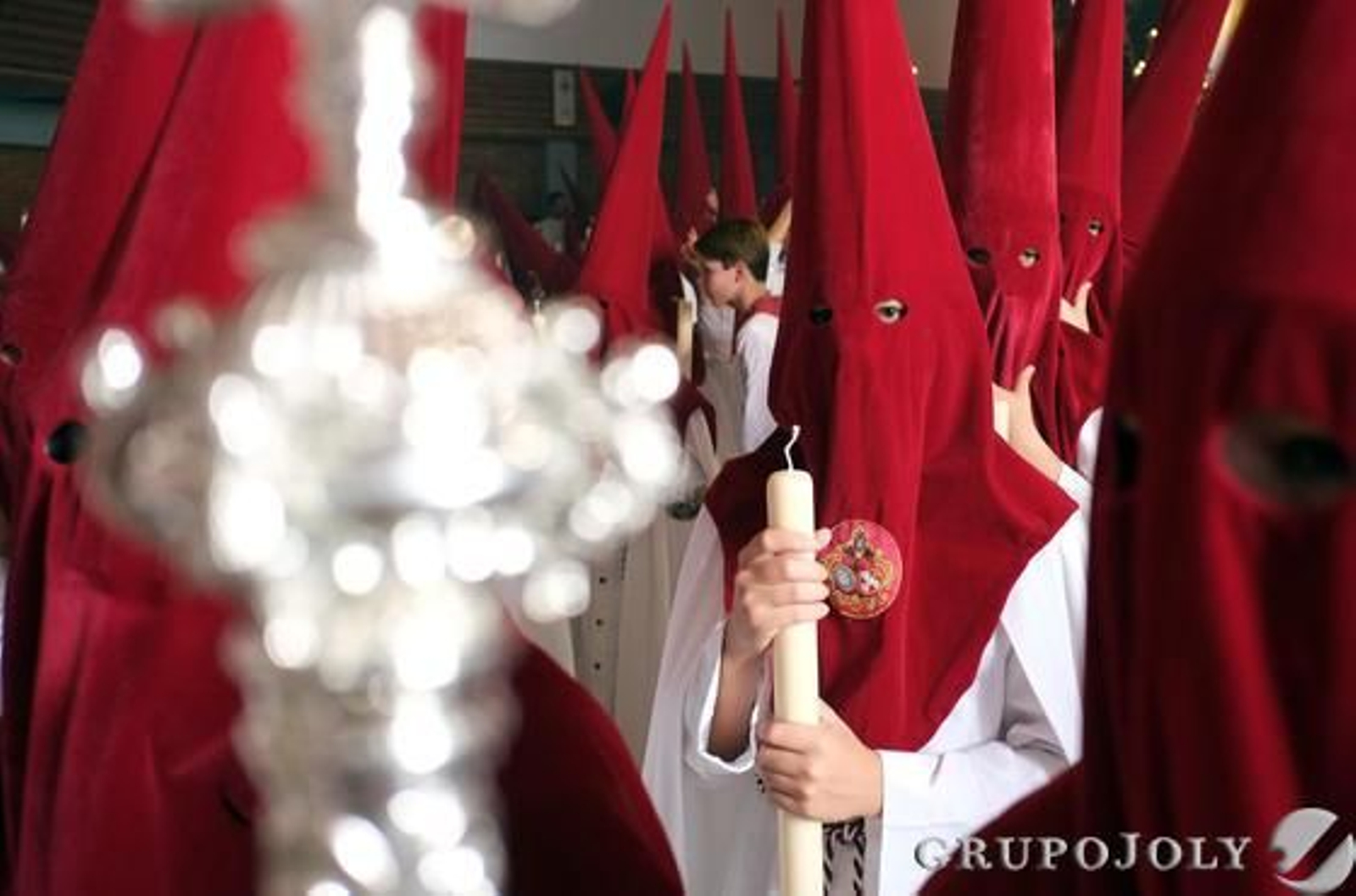 Los nazarenos de la hermandad, en una parada pocos minutos después de salir de la iglesia de Fátim

Foto: Manu Garcia
