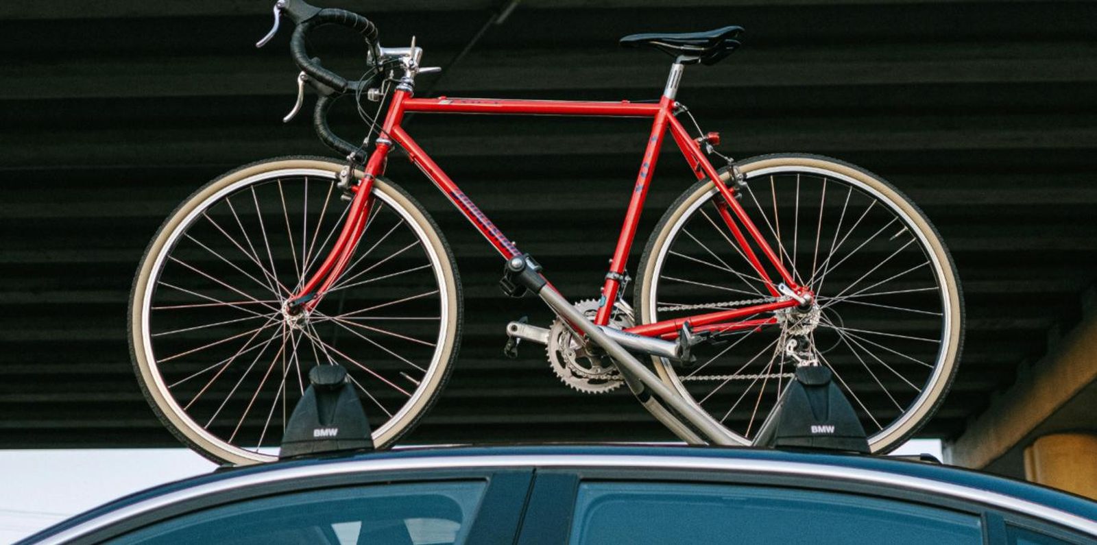 ¿Cómo poner un portabicicletas en el coche?