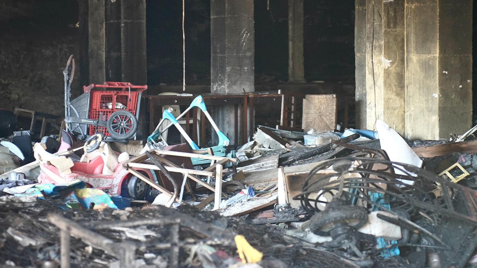 Fotos del edificio abandonado en la avenida Gesto por la Paz de Algeciras una semana después de incendiarse