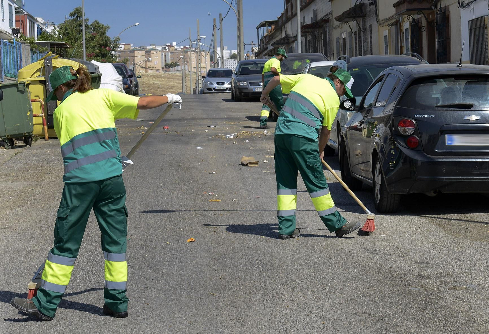 Un grupo de trabajadores de la UTE FCC-Cointer-Equal limpiando en una calle del Distrito Sur.