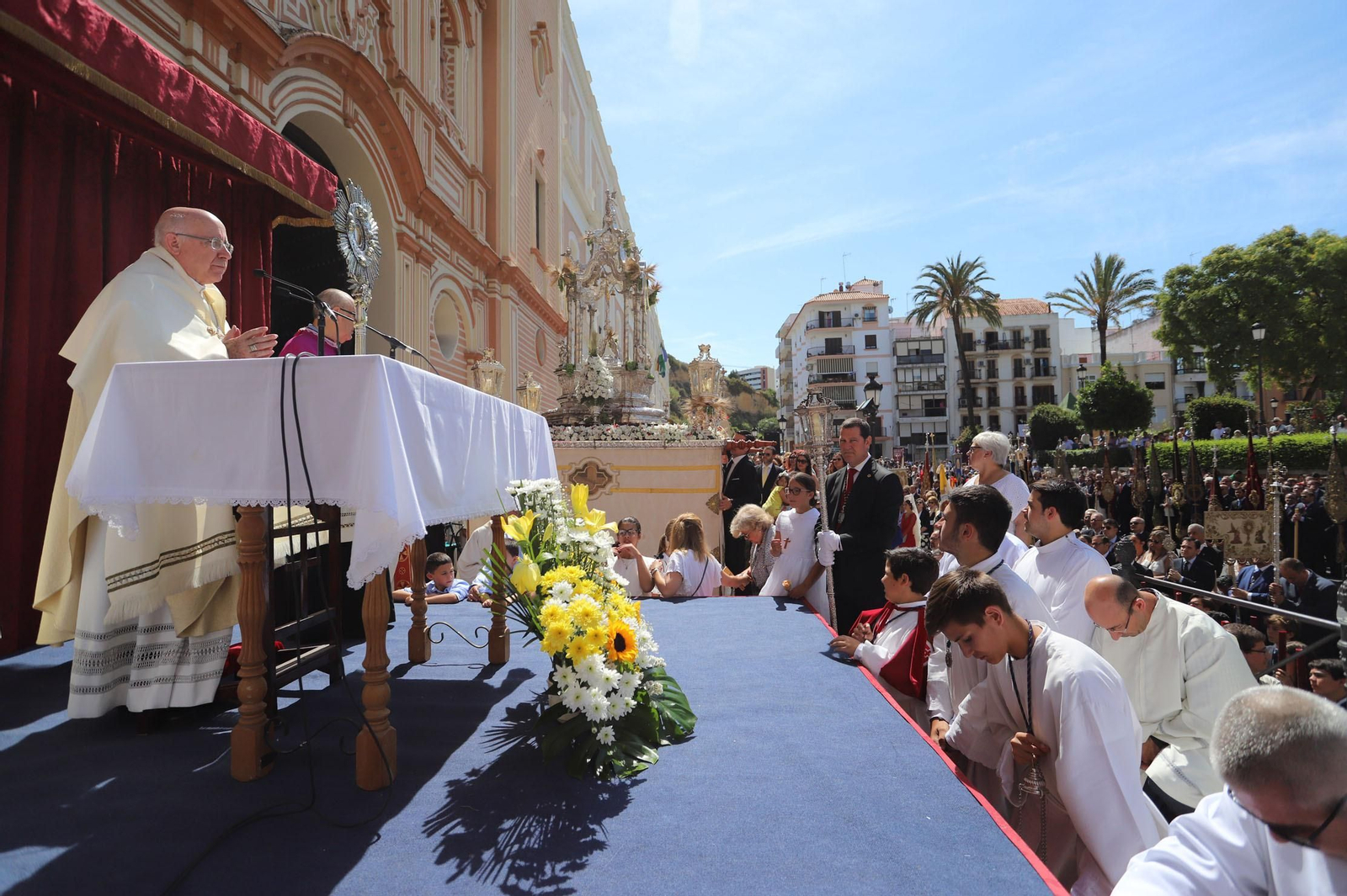 Imágenes del Corpus Christi recorriendo las calles de Huelva
