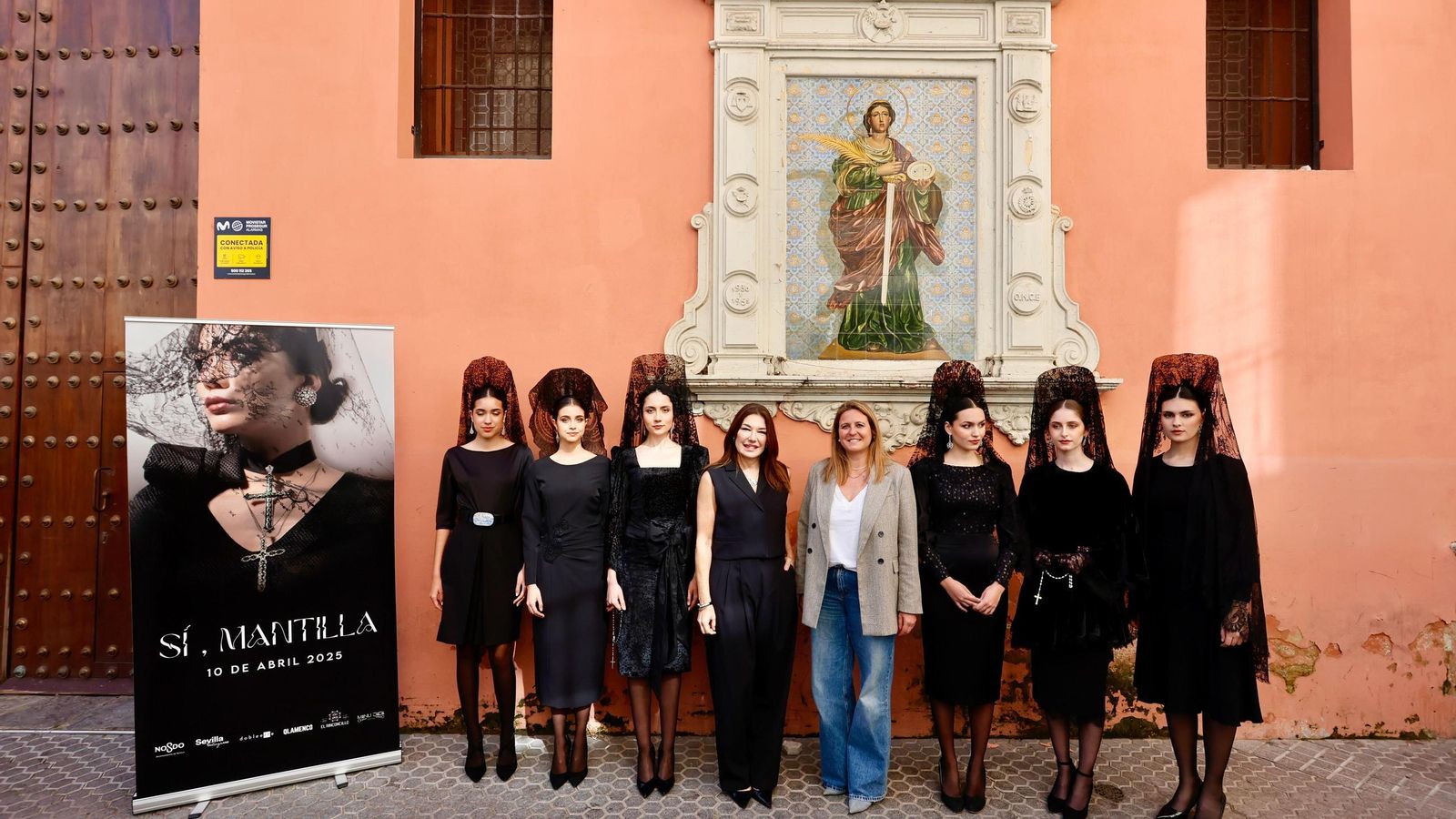 Angie Moreno, delegada de Cultura y Deporte del Ayuntamiento de Sevilla y Raquel Revuelta, CEO de la Agencia de Moda y Comunicación Doble Erre, junto a las modelos de la iniciativa 'Sí, mantilla'.