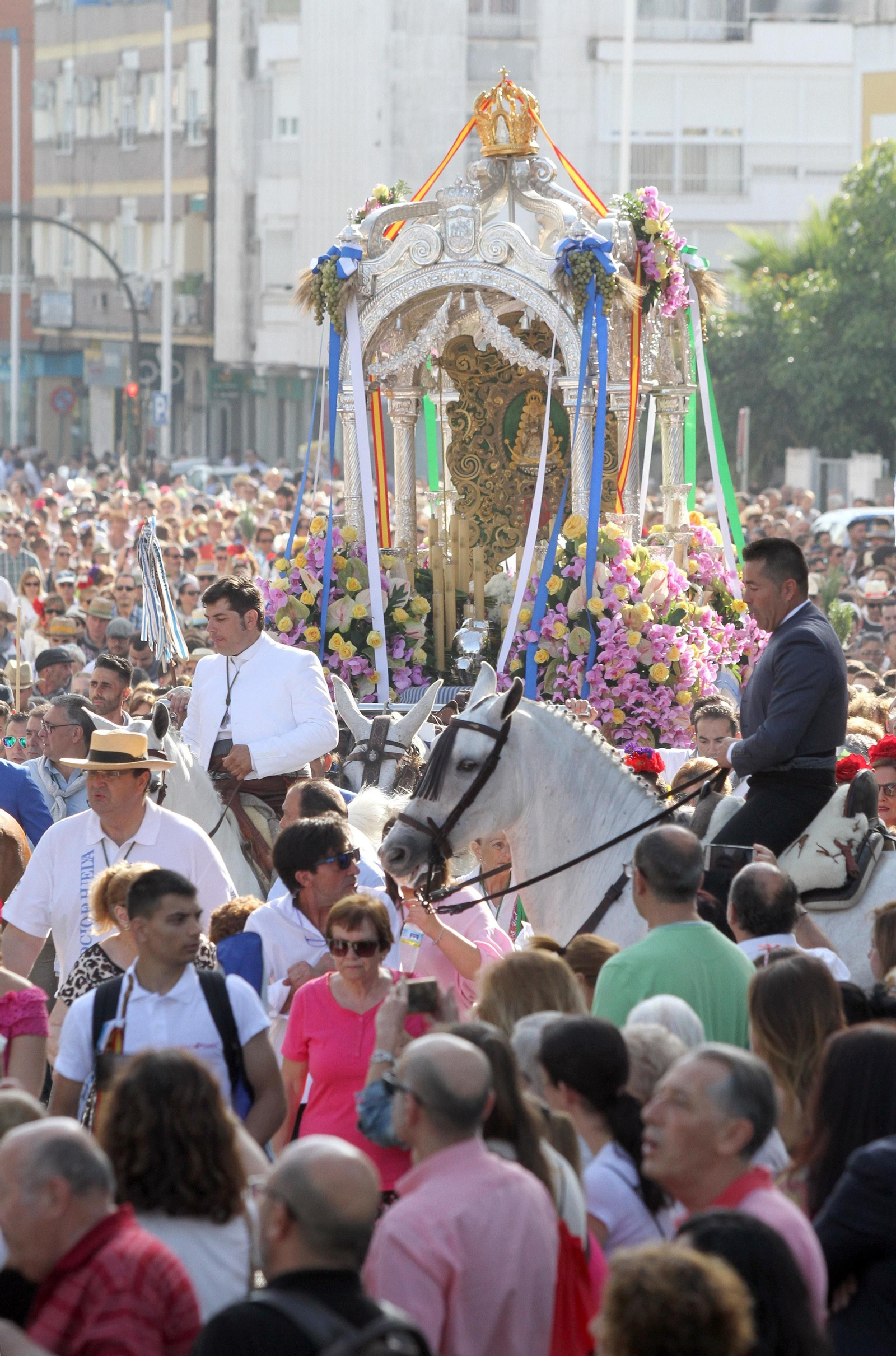 Imágenes de la salida de la Hermandad de Huelva