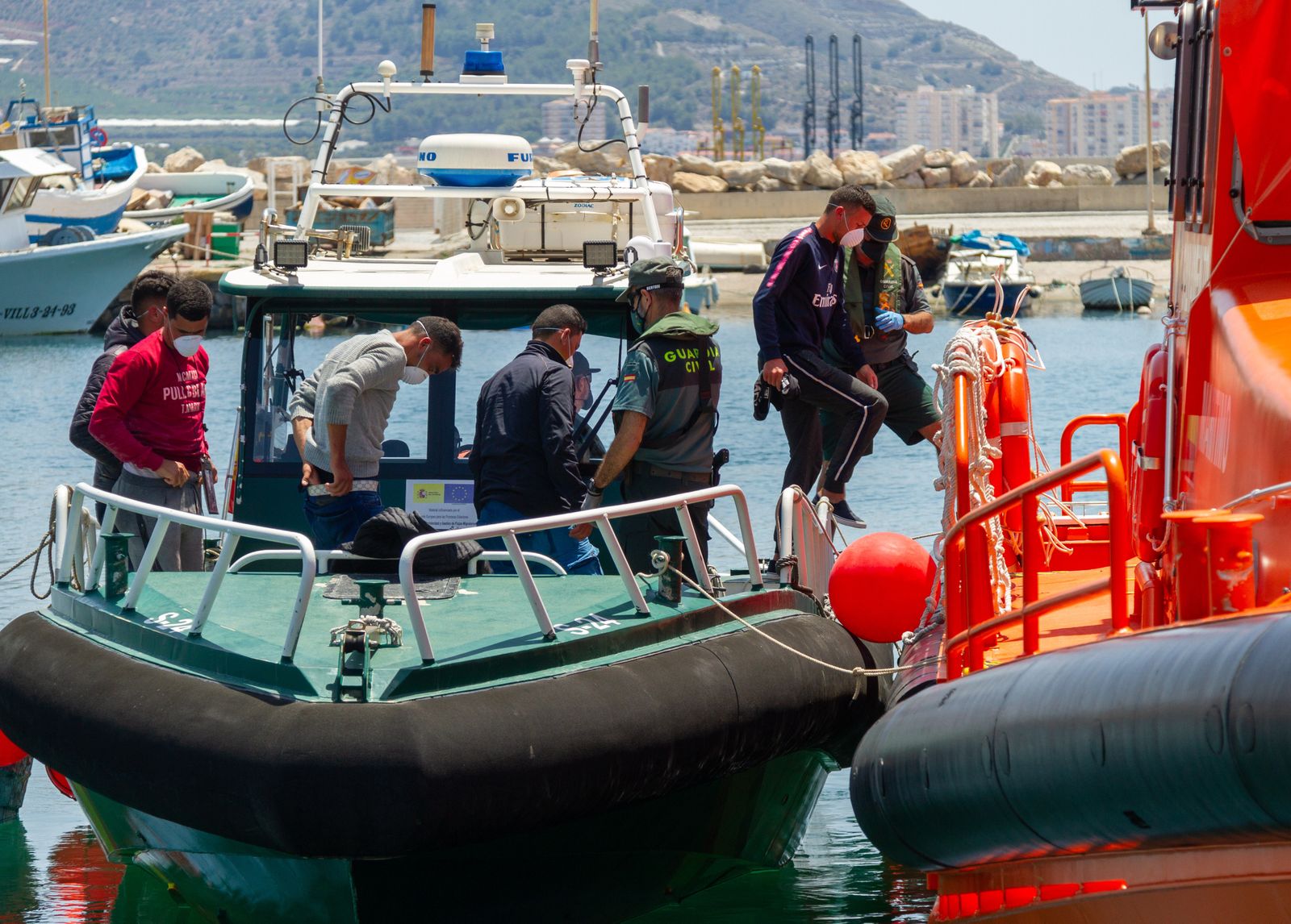 Agentes del Servicio Marítimo de la Guardia Civil trasladan al Puerto de Motril a cinco migrantes