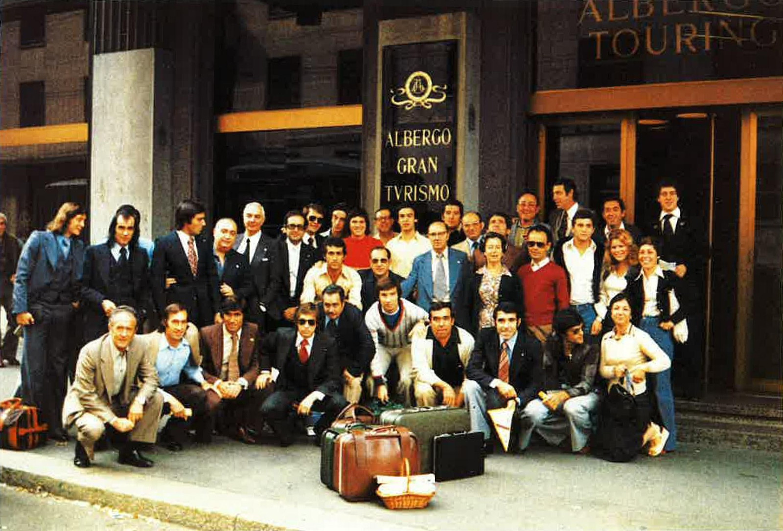Aficionados, plantilla y directivos del club posan en la puerta del hotel en Milán.