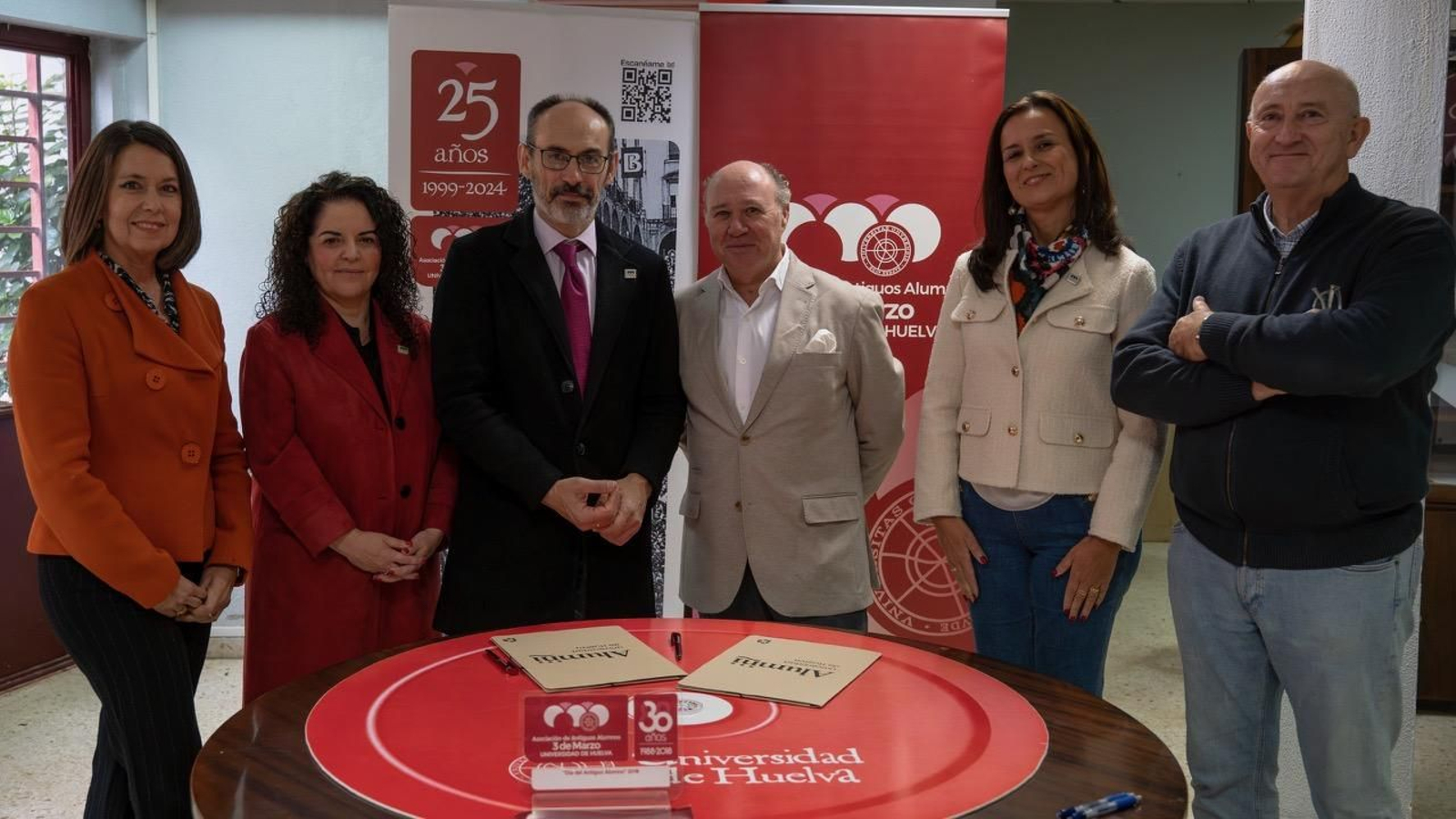 María Jesús Roja, Emilia Castellano, José Rodríguez, Antonio José Redondo, Mariló Guzmán y Fulgencio Prat en la firma del convenio.