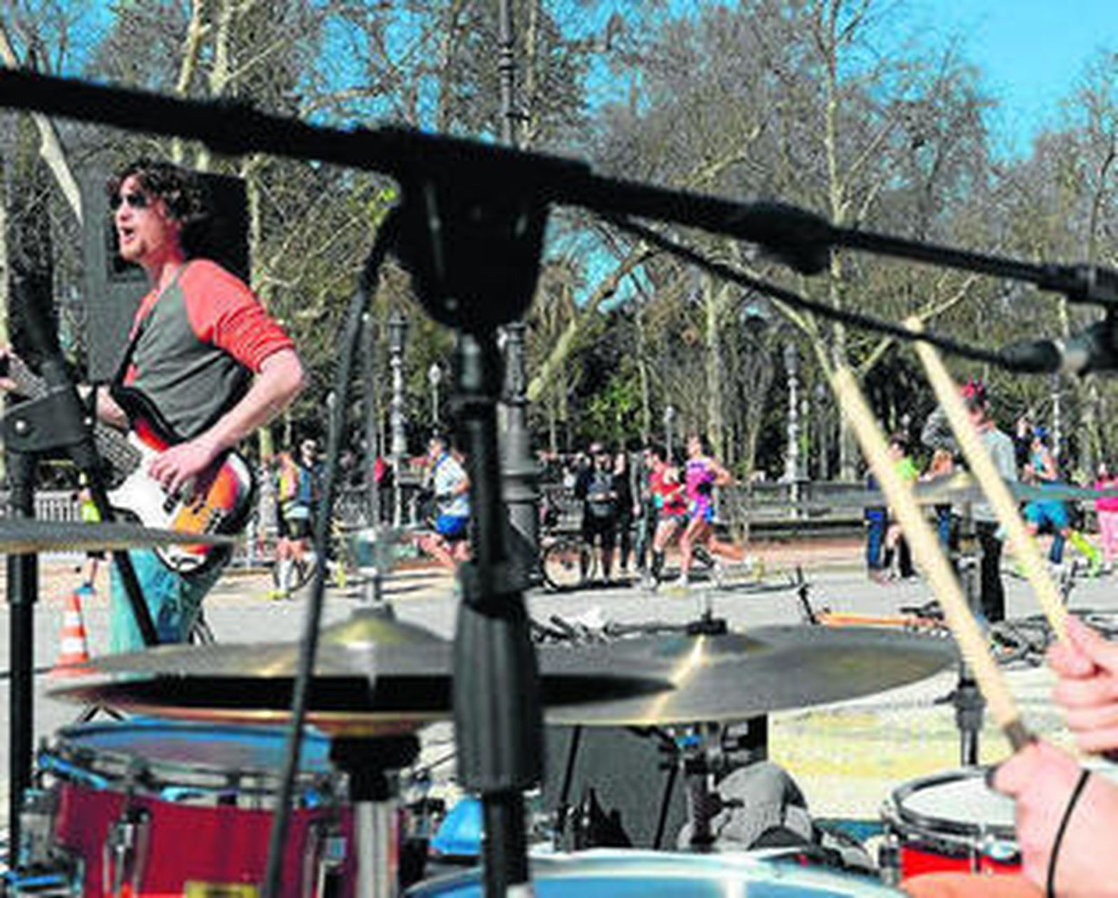 Un grupo musical toca en la Plaza de España en el pasado maratón.