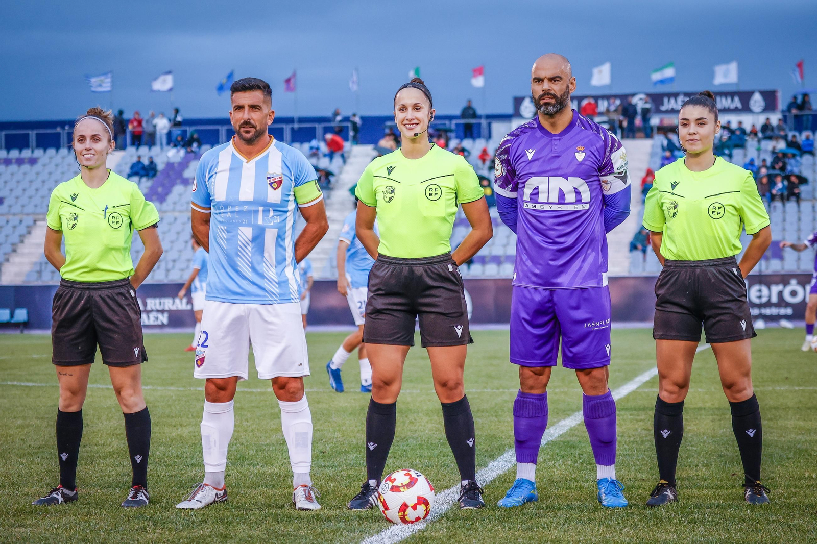 Espín y Dani González, junto al trío arbitral. Espín y Dani González, junto al trío arbitral.