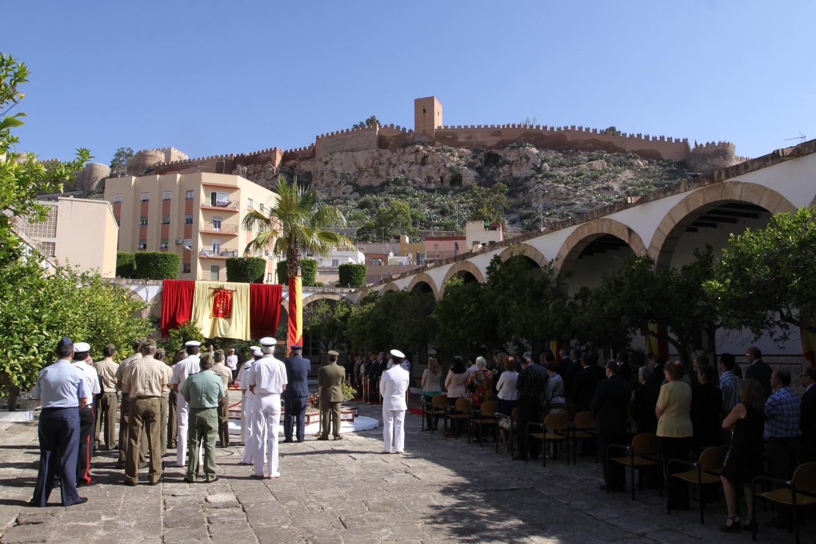 Acto castrense en el Patio de los Naranjos de la Subdelegación de Defensa, situada a los pies de la Alcazaba.