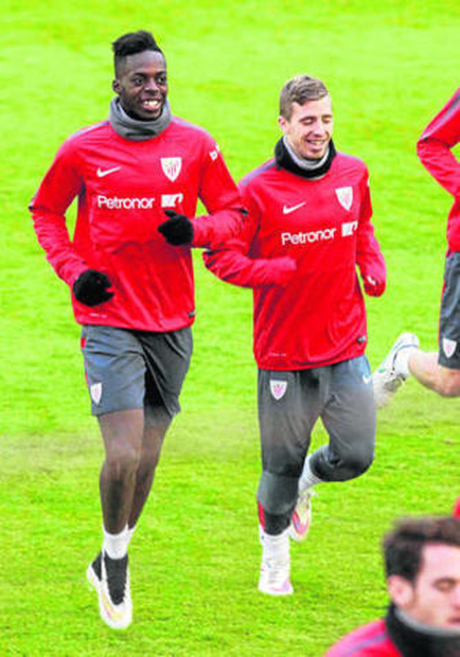 Williams y Muniain, en el entrenamiento de ayer en Lezama.