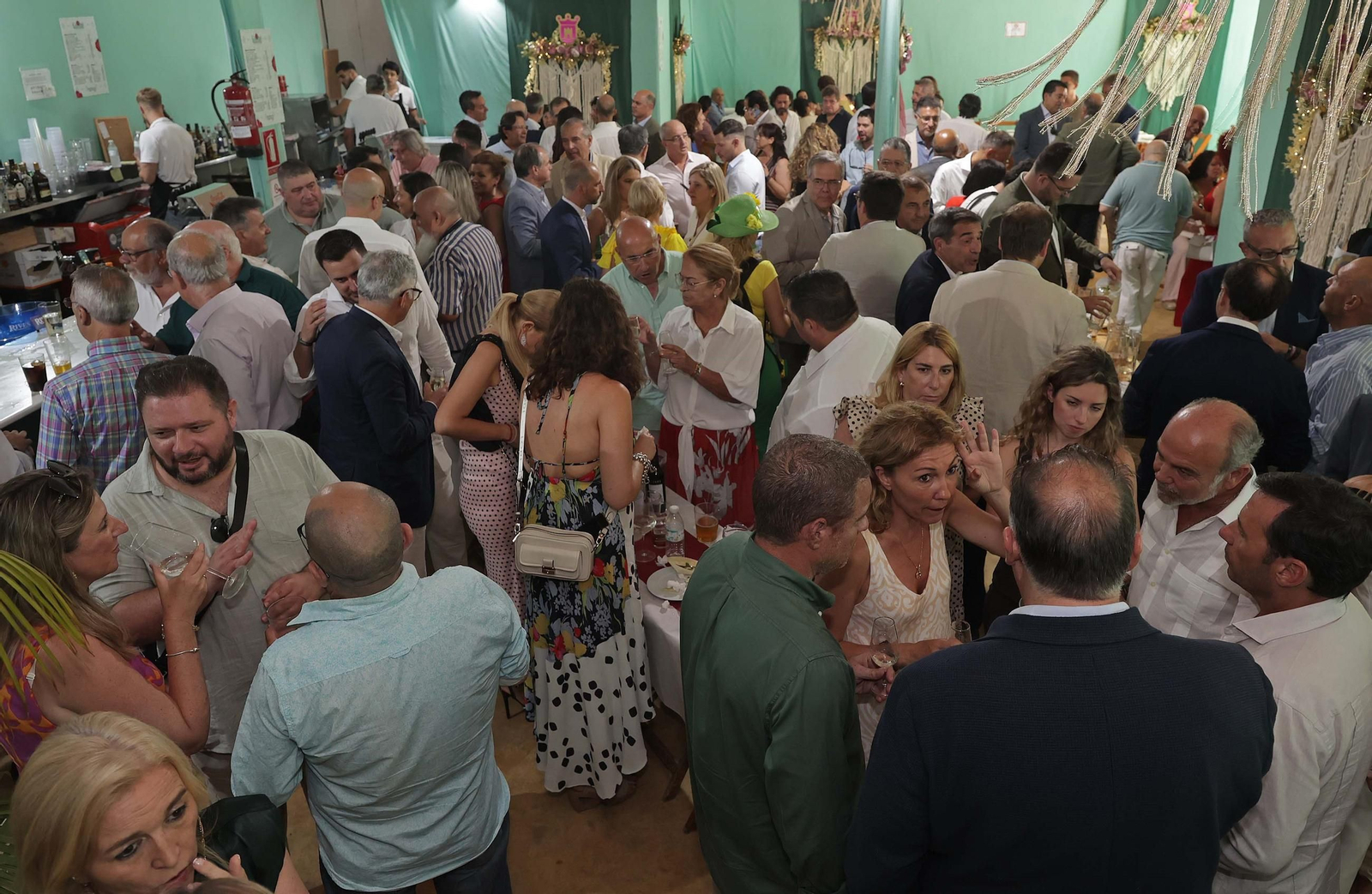 Invitados a la caseta municipal durante la recepción del Ayuntamiento de Algeciras en el marco de la celebración de la Feria Real.